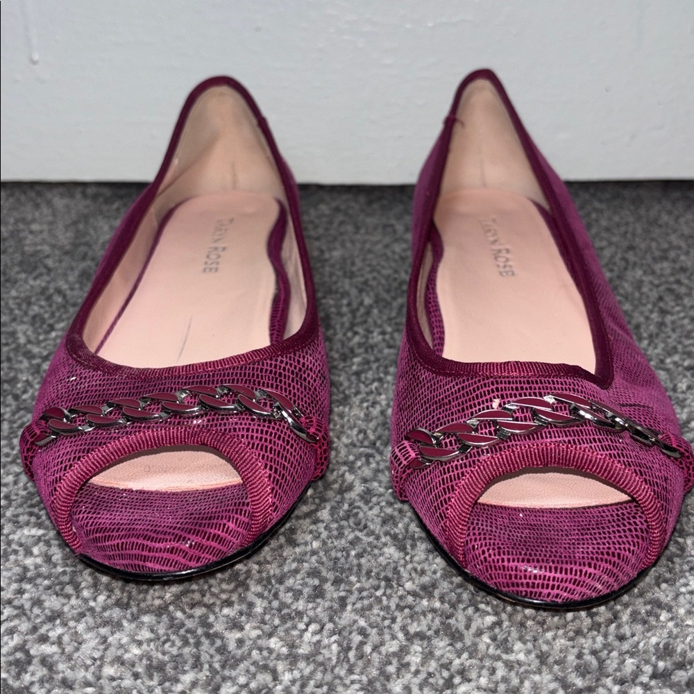 Taryn Rose Plum Peep-Toe Flats with Chain Accent size 6.5M - Picture 7 of 8